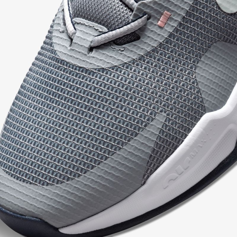 Grauer Sneaker mit atmungsaktivem Obermaterial und modernem Design für optimalen Komfort und Stil.