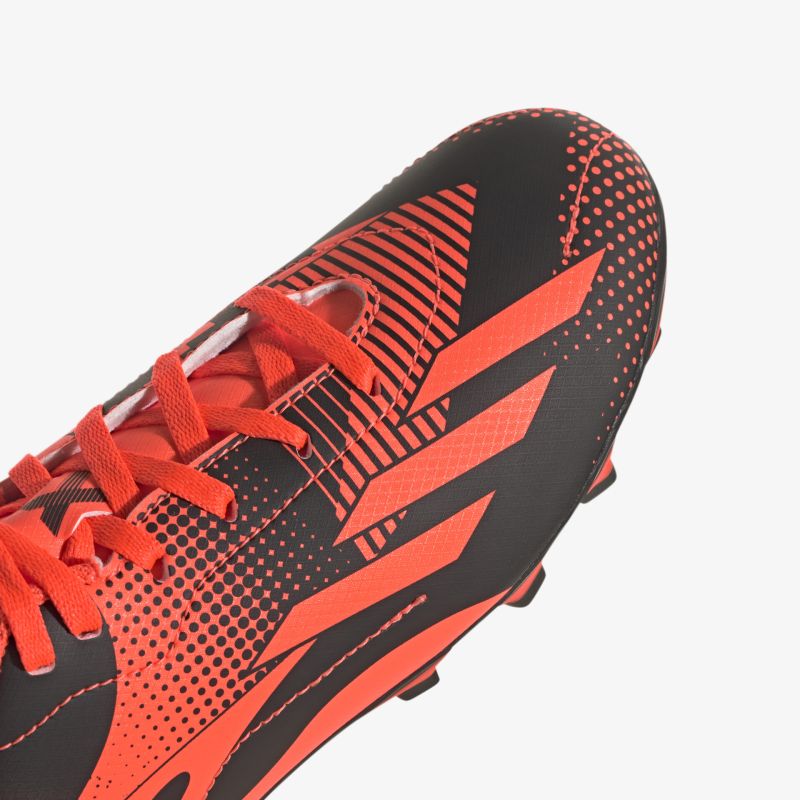 Moderner rot-schwarzer Fußballschuh mit dynamischem Muster und robuster Sohle für optimale Spielfähigkeit.
