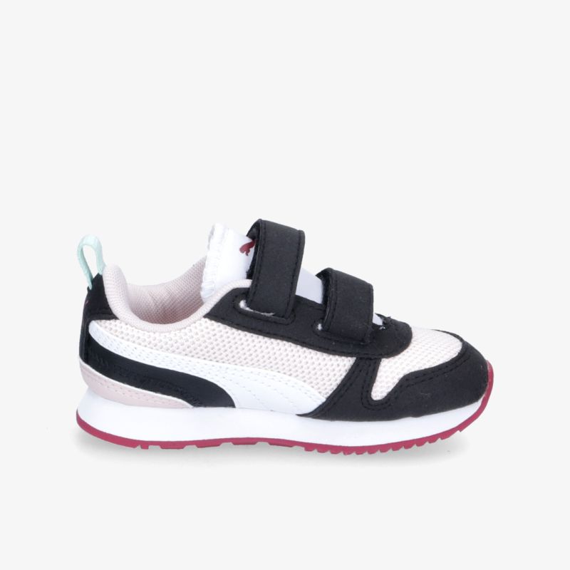 Lässiger Sneaker mit Klettverschluss in Schwarz und Weiß, gepolsterte Sohle für hohen Tragekomfort.