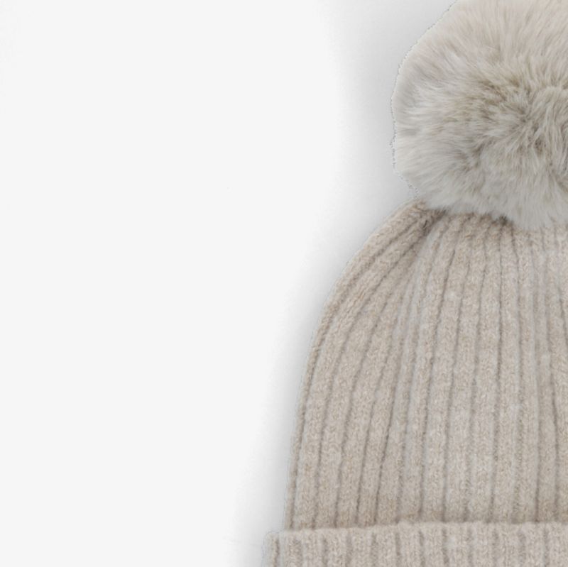 Luxuriöse Strickmütze mit weichem Bommel, ideal für stilvolle Wärme an kalten Tagen.