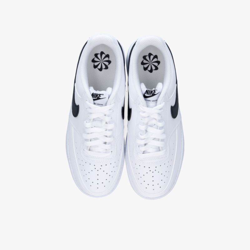 weiße Sportschuhe Paar, leichte Konstruktion, atmungsaktive Perforationen, bequem für Alltag und Sport