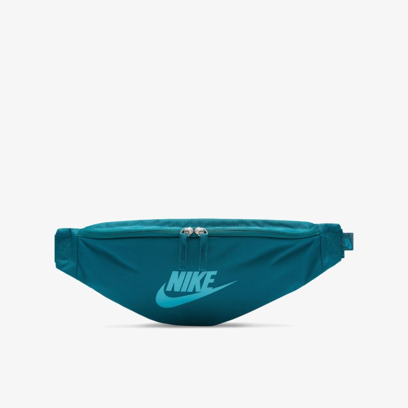 Modische türkisfarbene Bauchtasche von Nike mit glänzendem Logo, ideal für unterwegs.