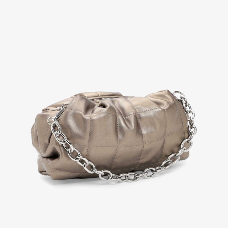Elegante Lederhandtasche in Taupe mit auffälligem Kettendetail, ideal für einen stilvollen Auftritt im Alltag.