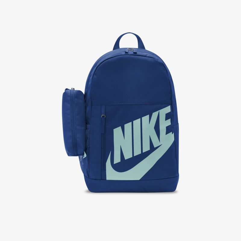 Blauer stylisher Rucksack von Nike mit großem Logo, ideal für Alltag und Reisen.