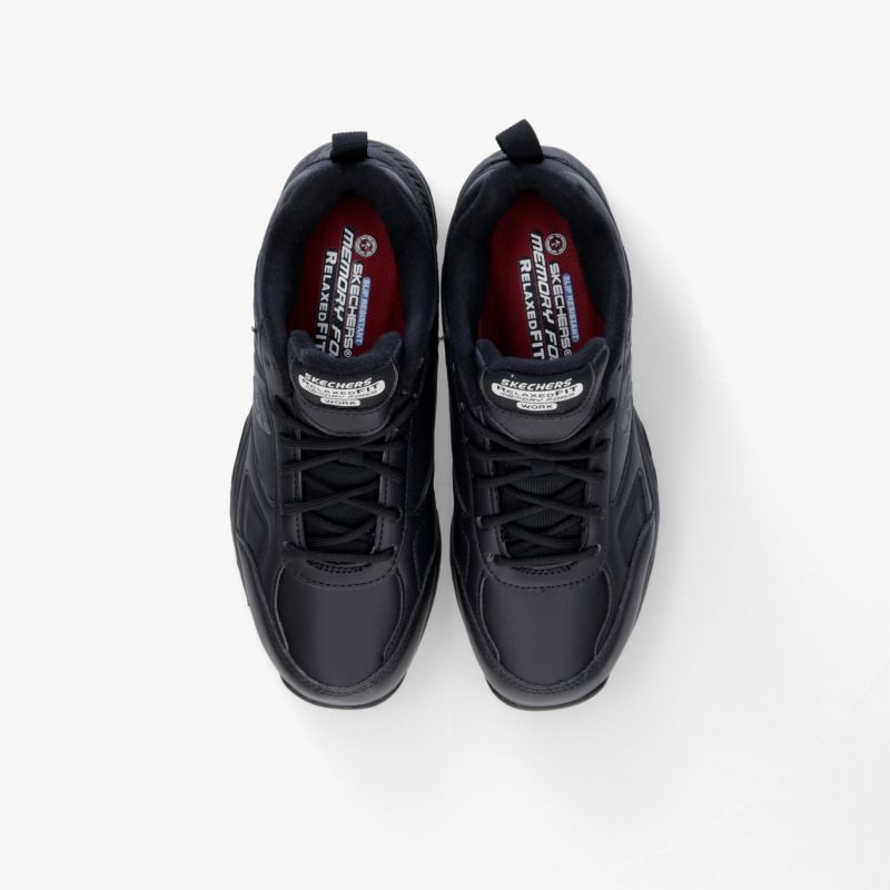 Schwarze Sportschuhe mit Schnürung und gepolstertem Innenbereich. Ideal für sportliche Aktivitäten.