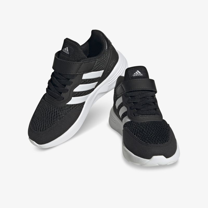 Stilvolle schwarze Sportschuhe mit kontrastierenden weißen Details und rutschfester Sohle für optimalen Komfort.