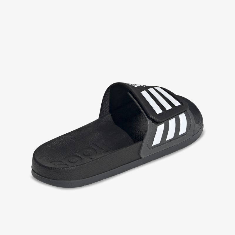 Schwarze Sandale mit gepolstertem Riemen und ikonischem Streifen-Design für optimalen Tragekomfort und sicheren Halt.