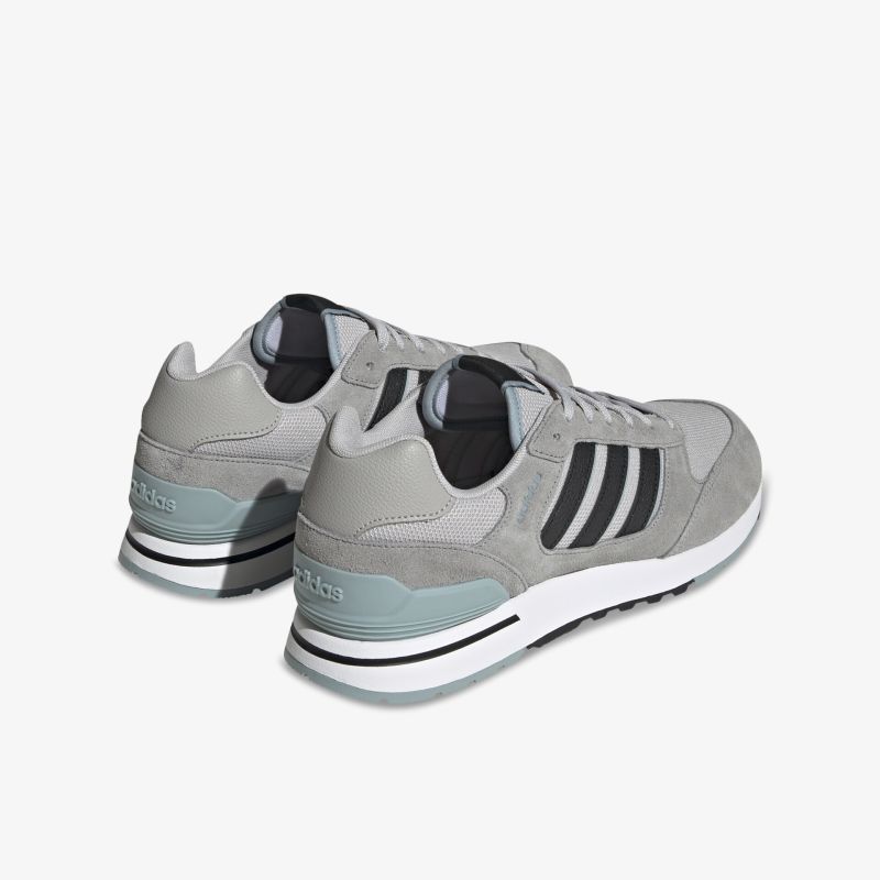 Graue Sneaker mit markanten Streifen, ideal für sportliche Aktivitäten und täglichen Komfort.