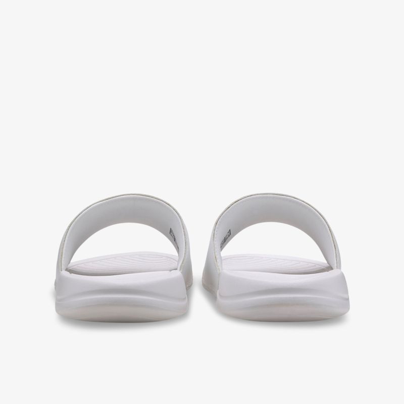 Weiße Slipper mit gepolstertem Fußbett und rutschfester Sohle, ideal für Komfort und Stil im Alltag.