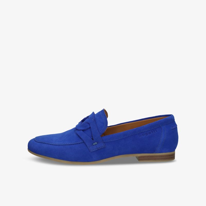 Seitliche Ansicht eines eleganten blauen Veloursleder-Loafers mit flacher Sohle und klassischer Form