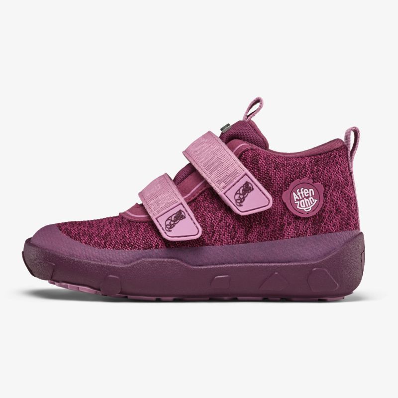 Bequemer Schuh mit weichem Material und verstellbaren Klettverschlüssen für optimalen Halt und Flexibilität