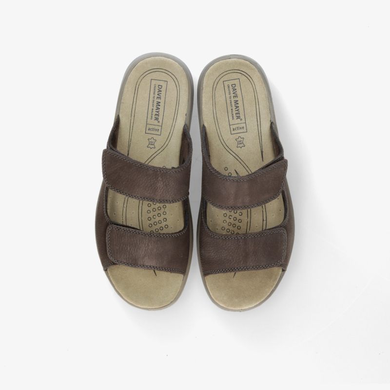 Bequeme braune Ledersandalen mit zwei Riemen und gepolsterter Sohle, ideal für entspannten Tragekomfort.