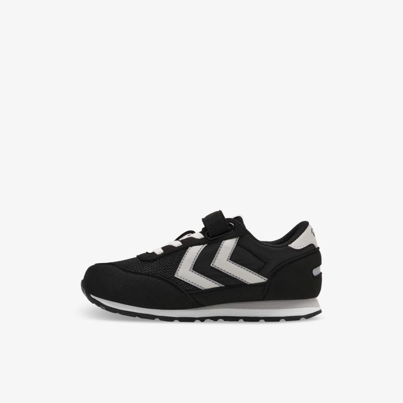 Schwarzer Sneaker mit weißem Akzent und niedrigem Profil, ideal für Alltag und Sport