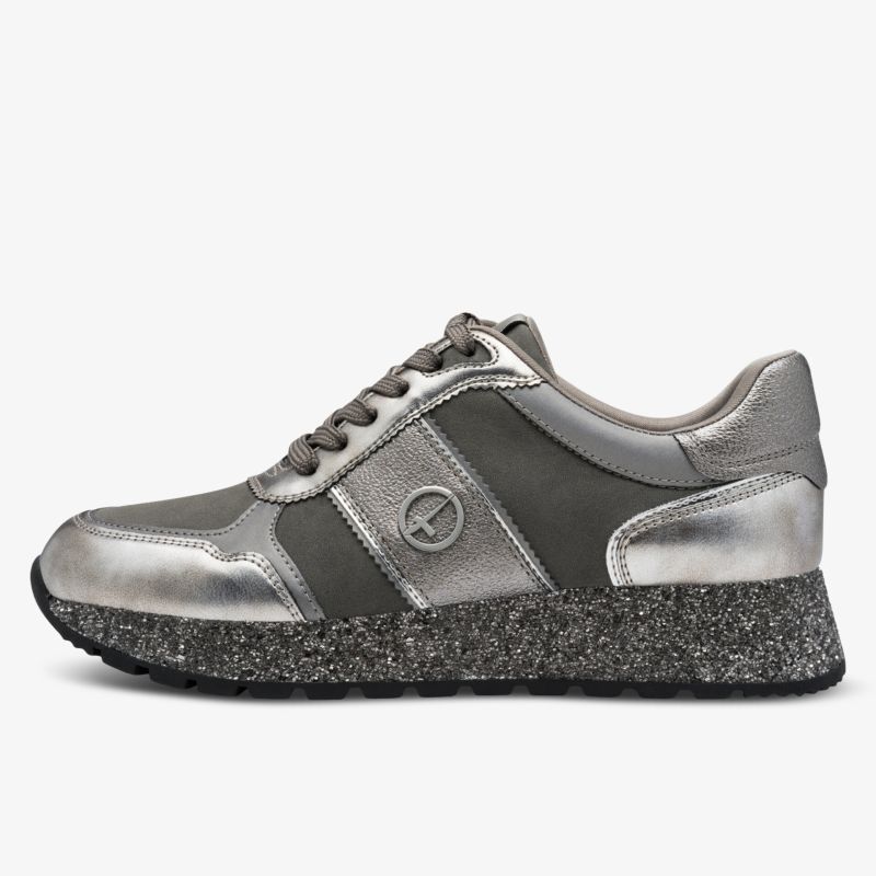 Seitliche Ansicht eines eleganten Sneaker mit metallischem Glanz und komfortabler Sohle für sicheren Halt