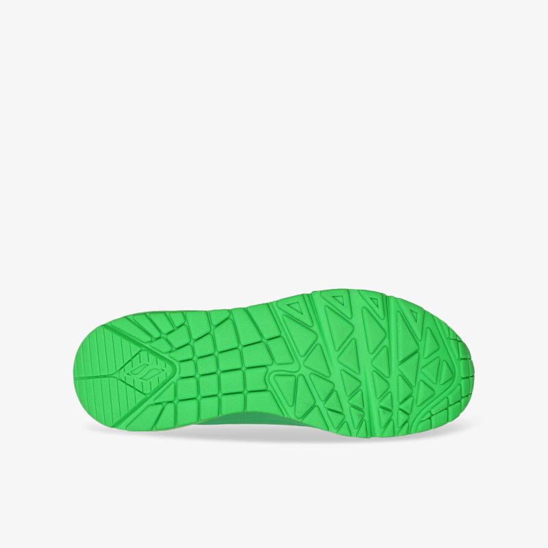 Grüne rutschfeste Schuhsohle mit strukturiertem Profil für optimalen Halt und Stabilität bei Bewegung