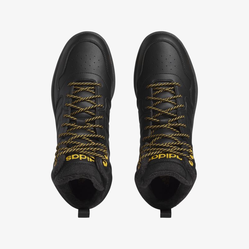 Schwarze Schuhe mit goldenen Schnürsenkeln bieten stilvolle Robustheit und optimalen Tragekomfort.