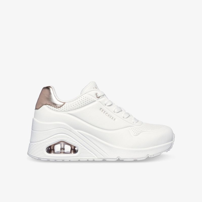 Weißer Sneaker mit gepolstertem Einstieg und dämpfender Sohle für hohen Tragekomfort und sportlichen Look