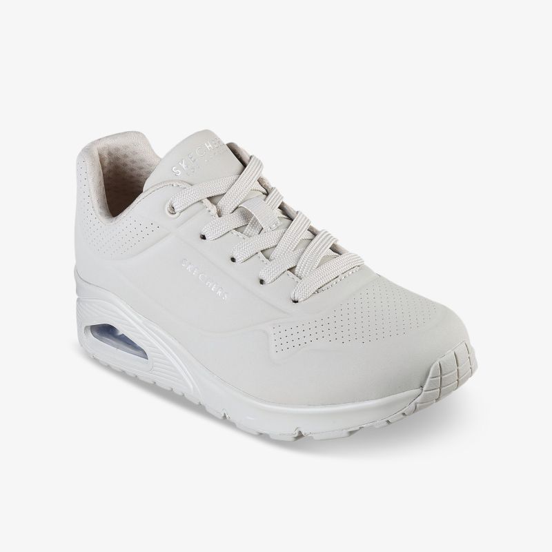 Sportlicher weißer Sneaker mit atmungsaktivem Material, gepolsterter Sohle und rutschfester Außensohle, seitlich sichtbar