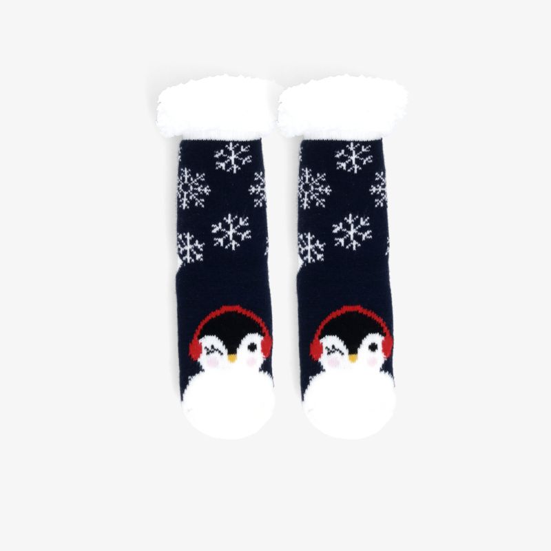 Kuschelige Socken mit Pinguin-Design und Schneeflockenmuster für Wärme und Stil in der kalten Jahreszeit.