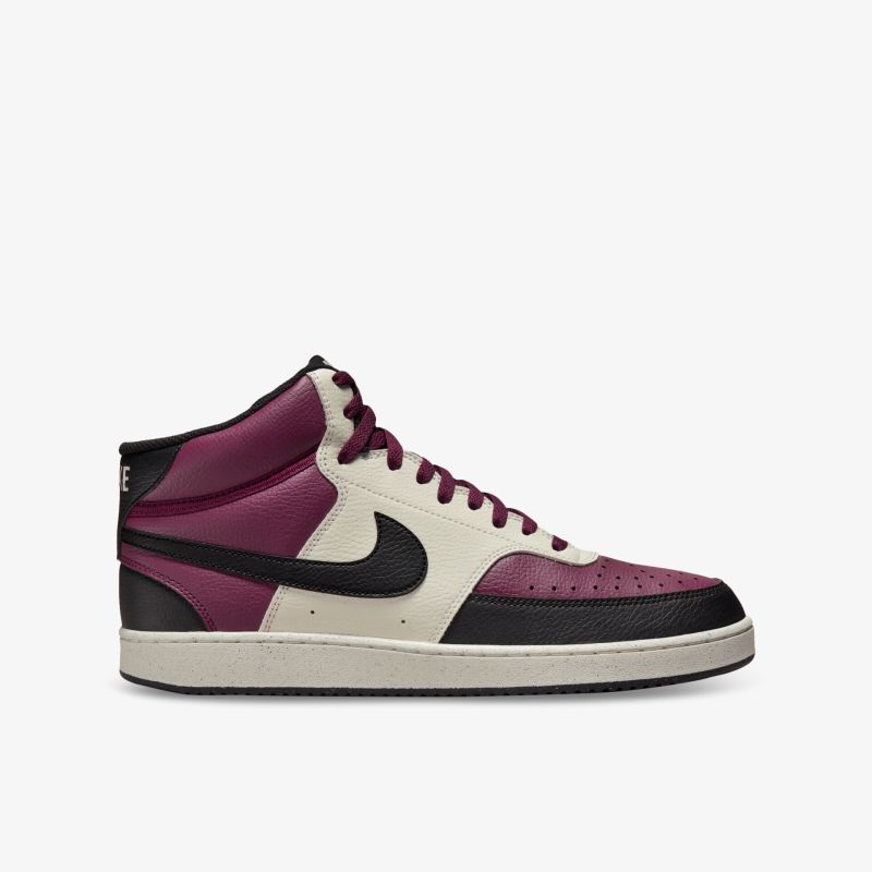 Modischer High-Top Sneaker in Weiß und Weinrot mit schwarzen Details, ideal für sportlichen und urbanen Stil.