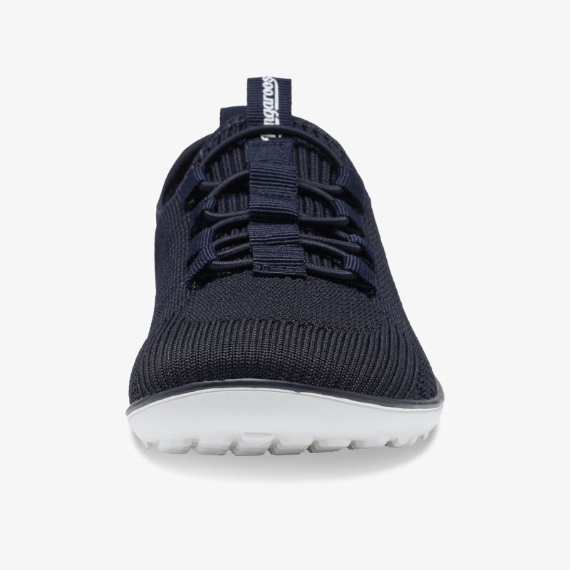 Bequemer Schuh mit atmungsaktivem Material und flexibler Sohle, sportliches Design in Frontansicht