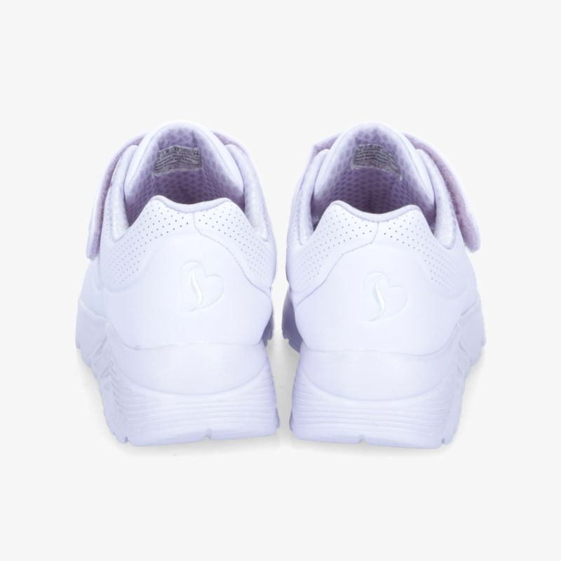 Moderne weiße Sneaker für optimalen Komfort und Stil in jedem Outfit.