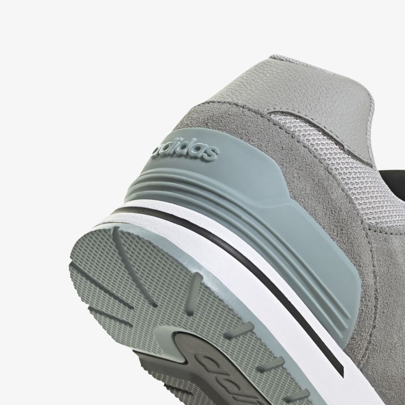 Moderner grauer Sneaker mit rutschfester Sohle und komfortabler Passform für täglichen Gebrauch.