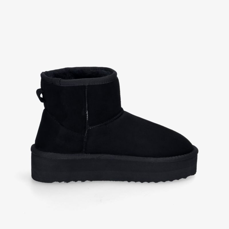 Schwarze Winterstiefel mit robuster Sohle und rutschfestem Design, ideal für kalte Tage und optimalen Komfort.