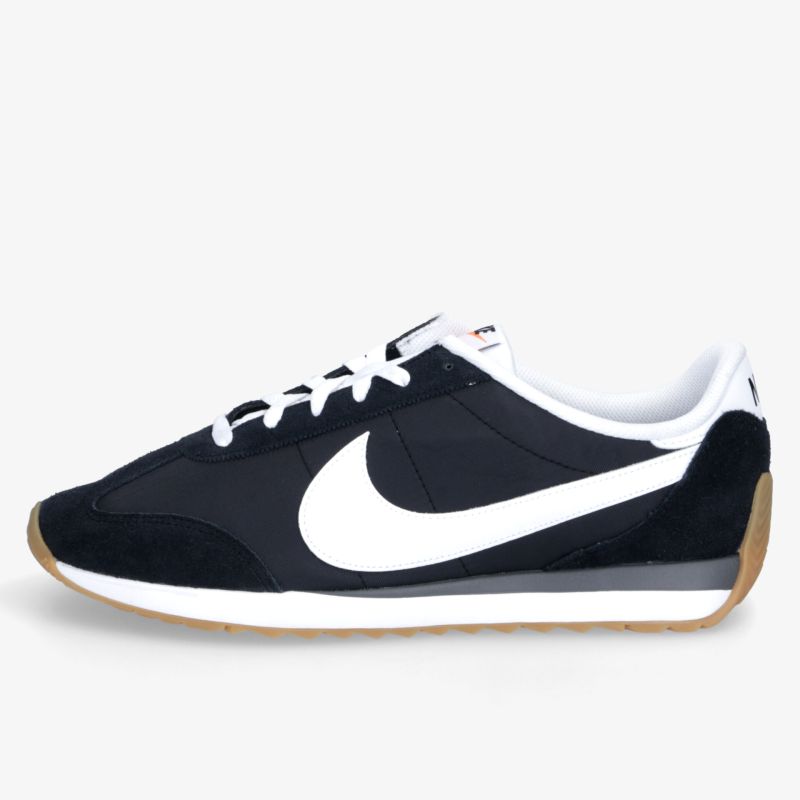 Seitenansicht eines schwarzen Nike Sportschuhs mit weißem Logo, leichter und bequemer Laufschuh