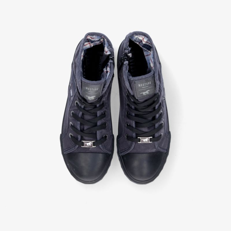 Moderne High-Top-Sneaker in kräftigem Dunkelblau mit klassischer Schnürung und gepolsterter Innensohle.