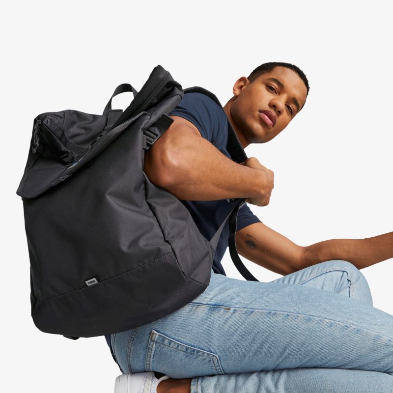 Schwarzer Rucksack, geräumig und stilvoll, ideal für den urbanen Lebensstil