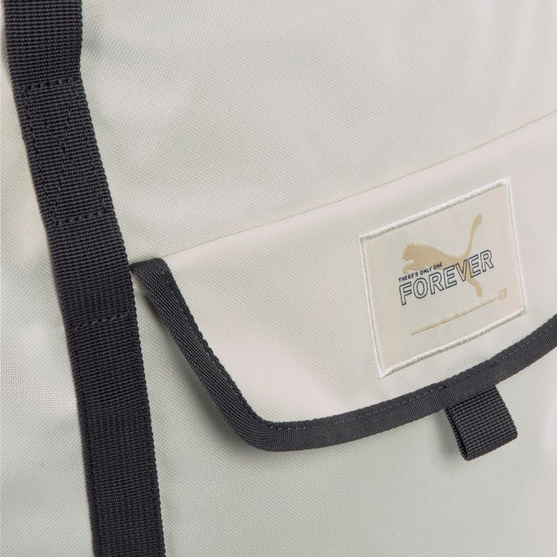 Moderner Rucksack in stilvollem Design mit markantem Logo, robusten Materialien und praktischem Stauraum