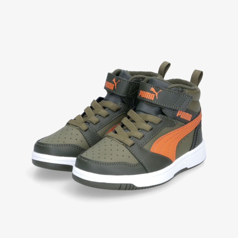 Modische, robuste Sneaker in schräger Frontansicht mit atmungsaktivem Material und gepolstertem Komfort
