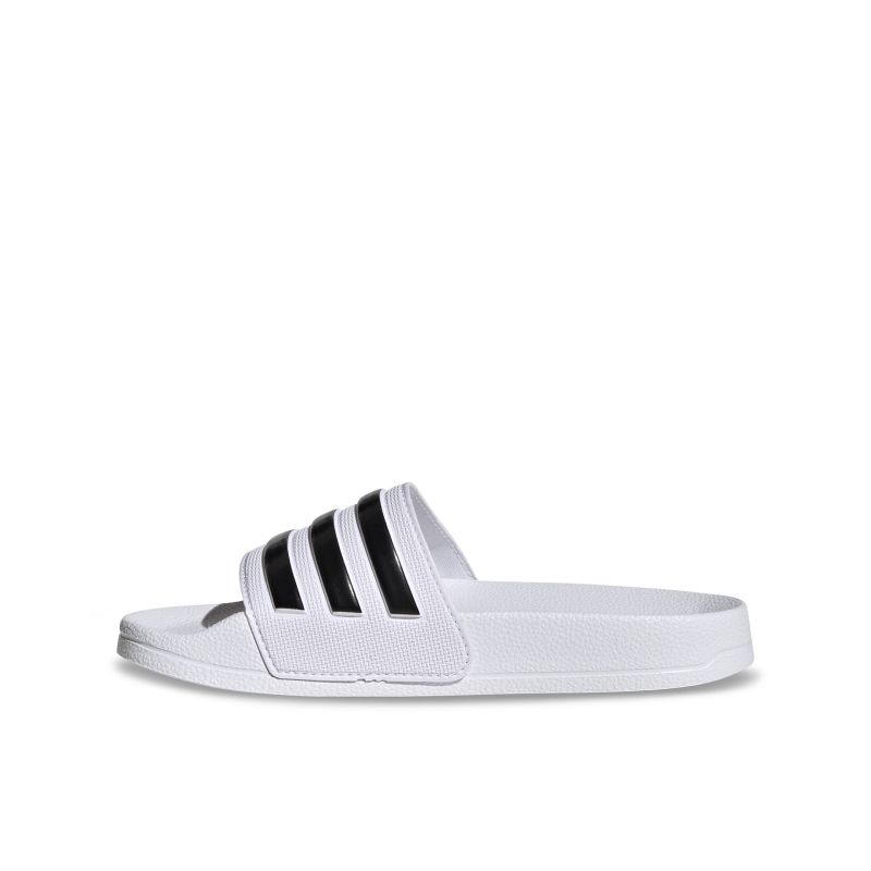 Weiße Sliders mit drei schwarzen Streifen, ideal für Komfort und Stil in der Freizeit oder am Strand.