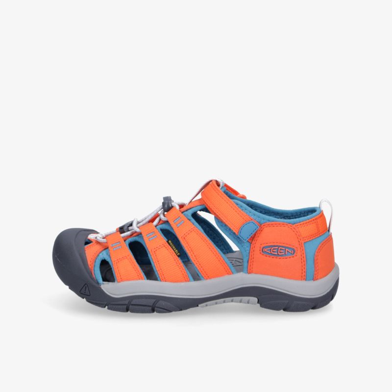 Robuste orange-blau Outdoor Sandale mit geschlossener Spitze und griffiger Sohle für sicheren Halt beim Wandern.