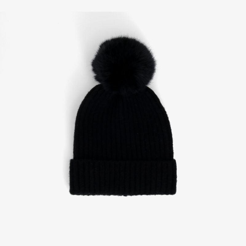 Elegante schwarze Strickmütze mit Bommel für kalte Tage. Perfekt für stilvolle Wintergarderobe.