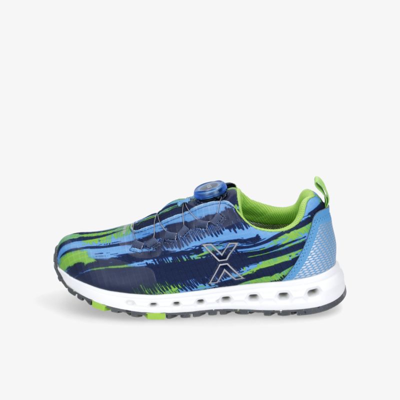 Farbenfroher Sportschuh mit grün-blauen Details und rutschfester Sohle für optimalen Komfort.