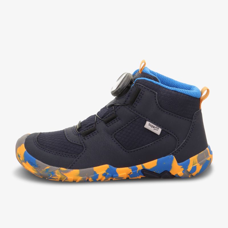 Bequemer, robuster Schuh mit auffälliger Sohle und praktischem Verschlusssystem, ideal für dynamische Aktivitäten.