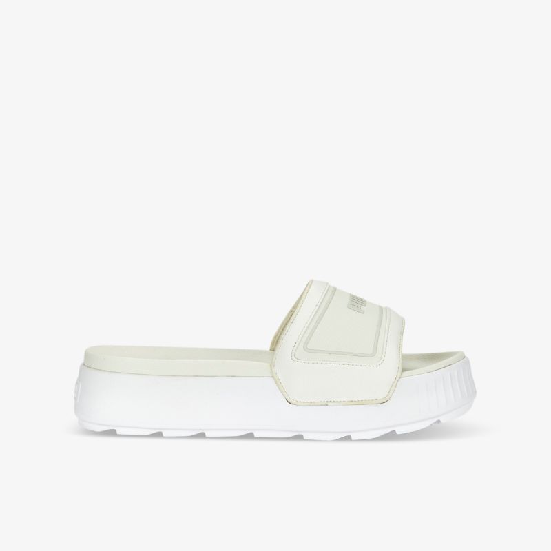 Stylische helle Sandale mit dicker Sohle und breitem Riemen für optimalen Tragekomfort im Alltag.