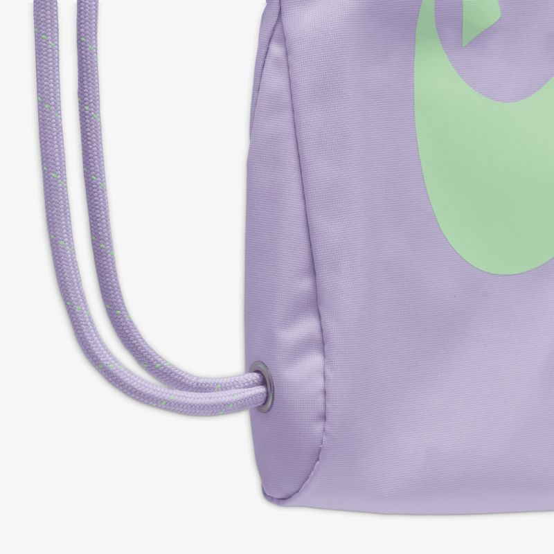 Detailansicht eines lila Turnbeutels mit grünem Logo und robusten Kordeln, kompakt und leicht tragbar
