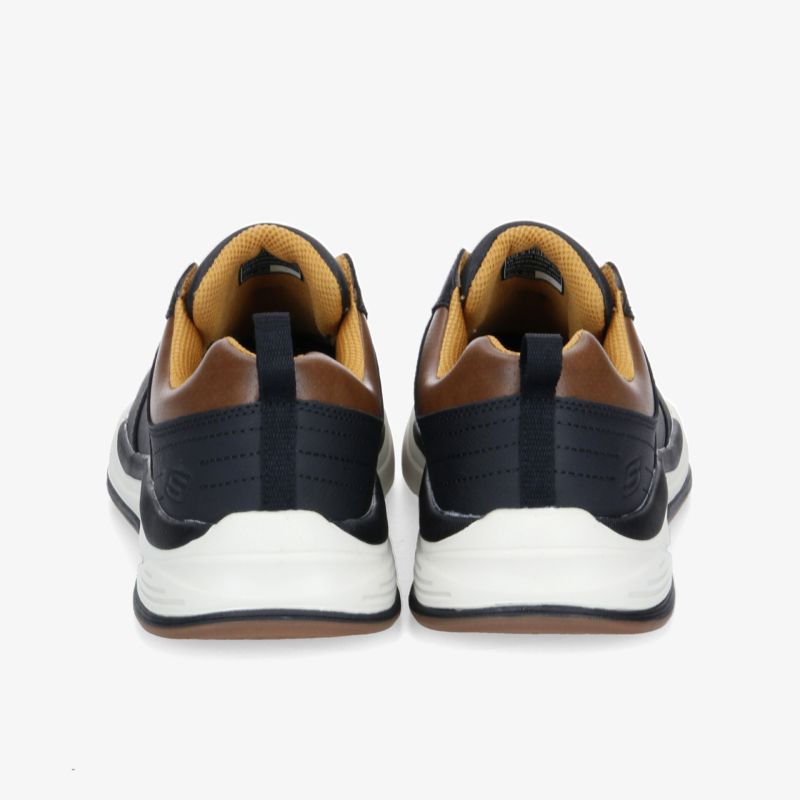 Rückansicht von modernen Schuhen in Schwarz und Weiß mit braunen Akzenten für sportlichen Stil.