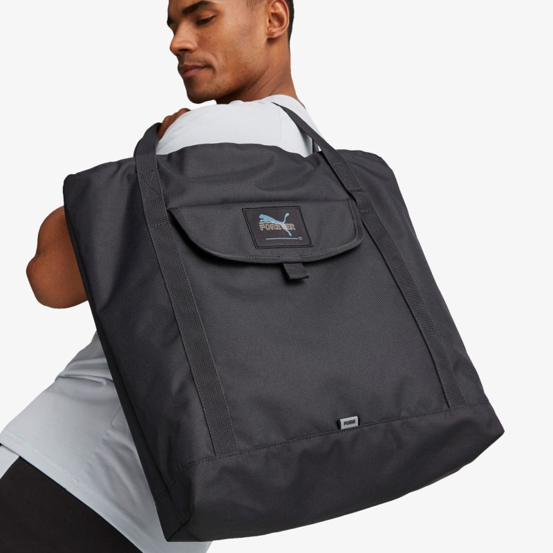 Geräumige schwarze Tragetasche mit stilvollem Design, ideal für Alltag und Freizeit, hält viel Platz bereit.