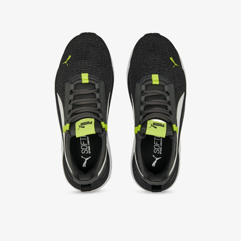 Stylische schwarze Laufschuhe mit neonfarbenen Akzenten und bequemer Passform, ideal für sportliche Aktivitäten.