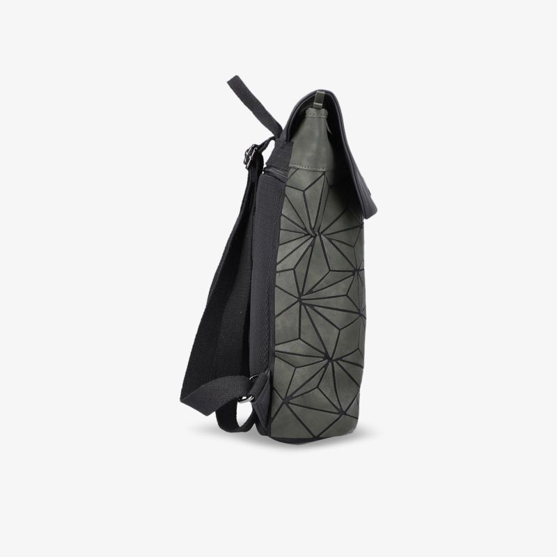 Moderner schwarzer Rucksack mit geometrischem Design, ideal für Alltag und Reisen.