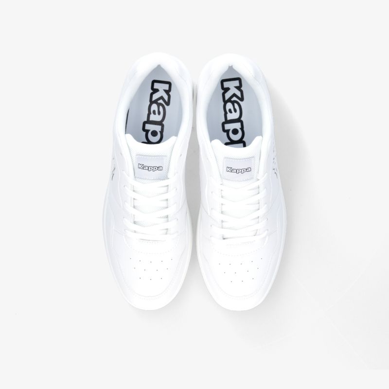 Klassische weiße Schuhe mit Markenschriftzug, stilvoll und komfortabel für vielseitigen Einsatz.