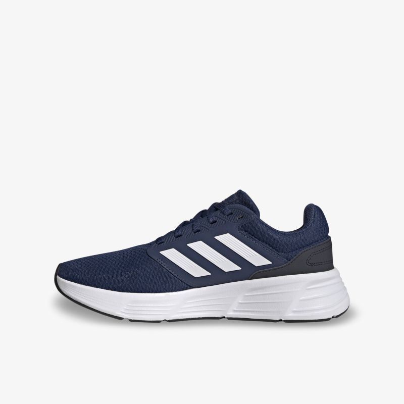 Moderner, atmungsaktiver Sport-Sneaker mit leichter Sohle und dynamischem Design in Blau und Weiß.