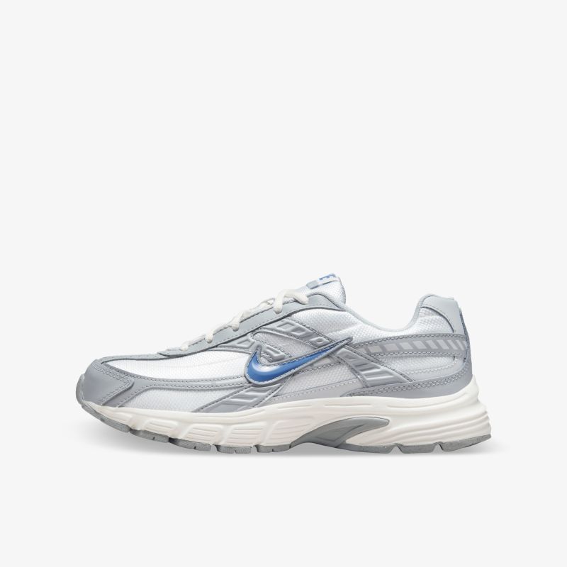 Leichter und atmungsaktiver Sportschuh in Grau mit blauem Logo, komfortabel und robust gestaltet