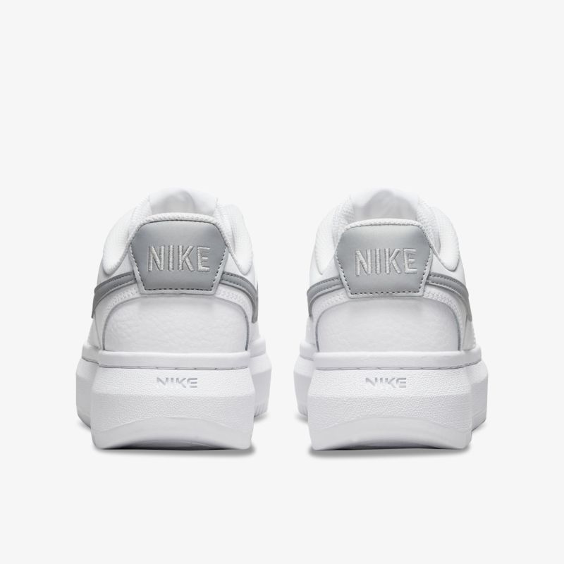 Minimalistische Sneakers mit gepolstertem Kragen und markantem Design für optimalen Komfort und Stil.