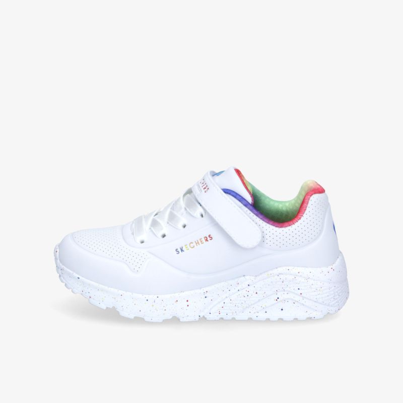 Weißer Sneaker seitlich mit gepolstertem Schaft, rutschfester Sohle und modernem, leichtem Design