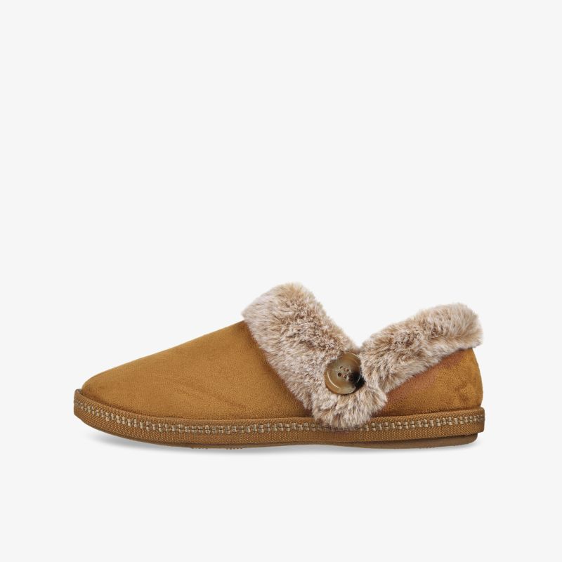 Warmer und bequemer Hausschuh mit flauschigem Innenfutter und dekorativem Knopfdetail in seitlichem Blickwinkel.